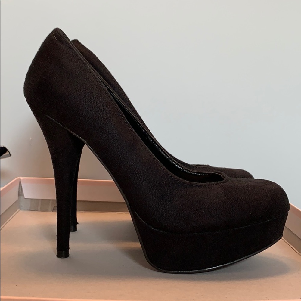 Black pumps
